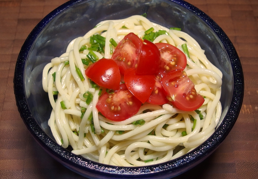Spaghettisalat mit Schnittlauch und Knoblauchöl: Klingt total simpel, schmeckt aber oberlecker und passt super zu Gegrilltem, passt außerdem auf jedes kalte Buffet.