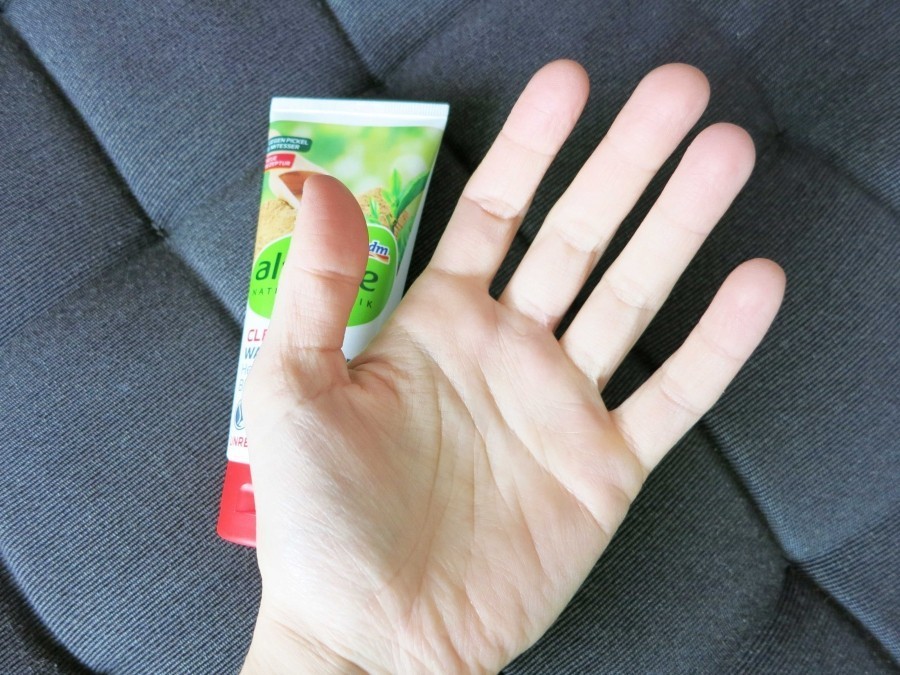         Anti-Pickel-Waschgel hilft wirksam gegen schwitzende Hände. 