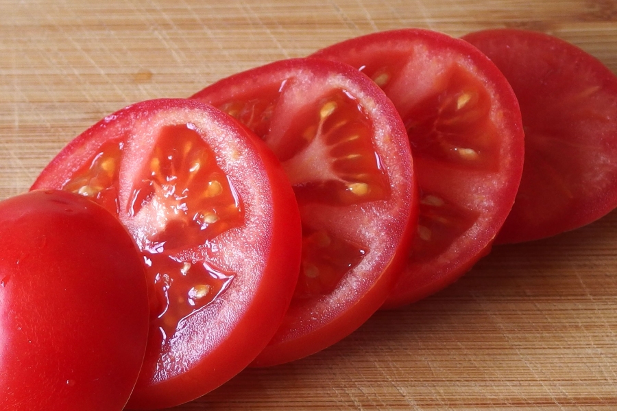 Weiche Tomaten in eiskaltes Wasser legen, dann sind sie wieder schnittfest.