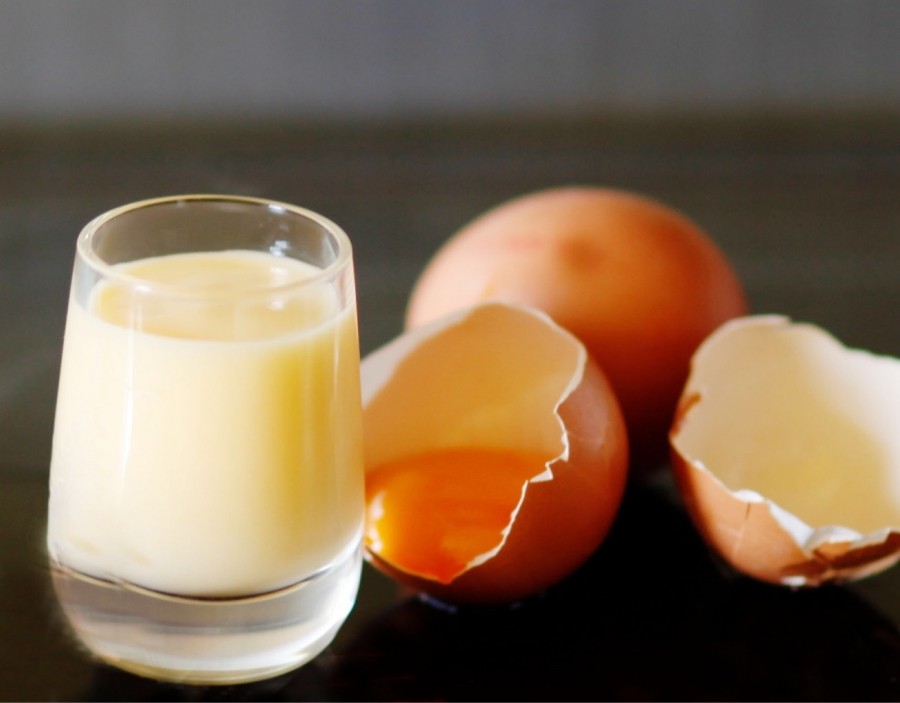 Omas selbst gemachter Eierlikör ist in Flaschen gefüllt im Kühlschrank 4 Wochen haltbar. Die Zubereitung geht leicht.