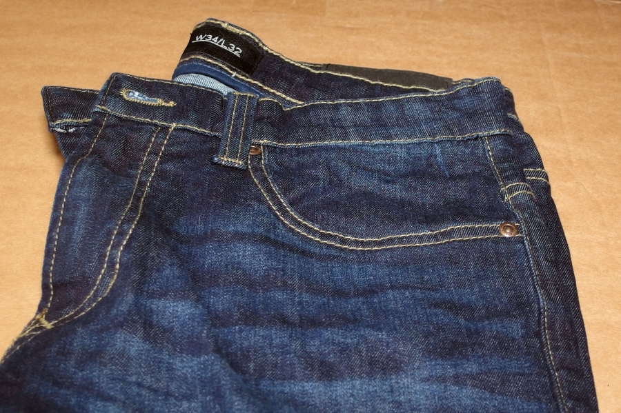 Ausbleichen von neuen Jeans verhindern - Jeans ca. eine Stunde lang in kaltes Salzwasser legen.