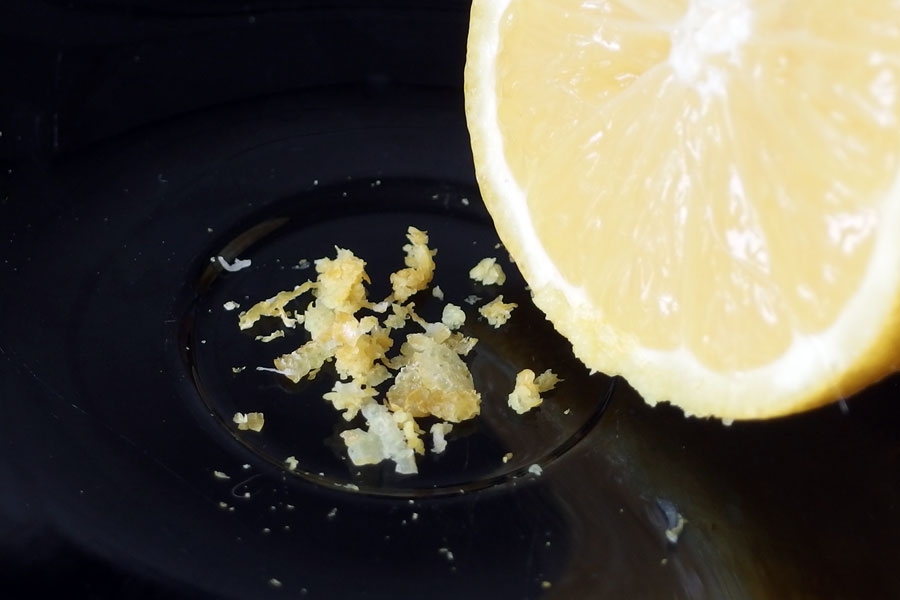 Streusel verfeinern mit ungespritzter Zitronenschale.
