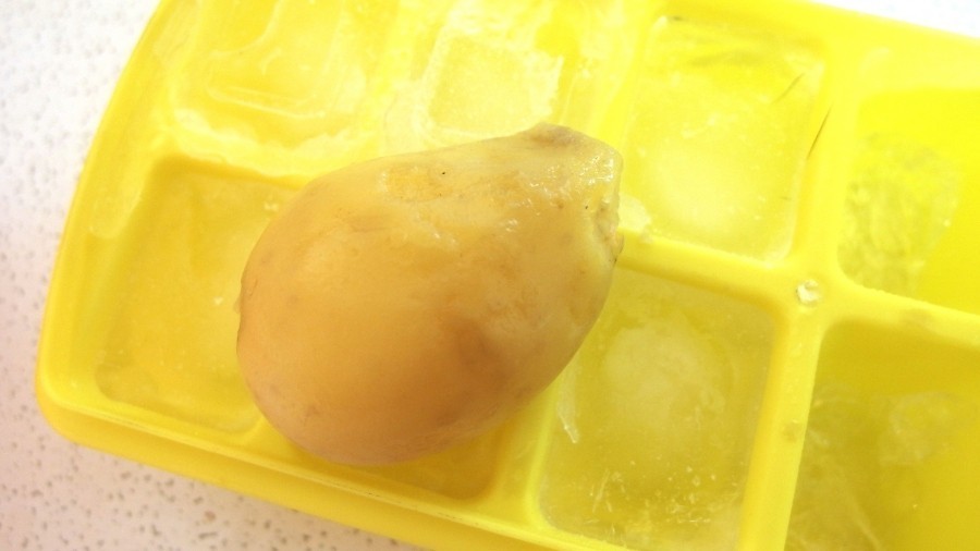Nach dem Kochen die Kartoffel kurz in Eiswasser legen. Jetzt kann man diese aus der Schale "pressen" - ohne viel Aufwand, und ohne heiße Finger.