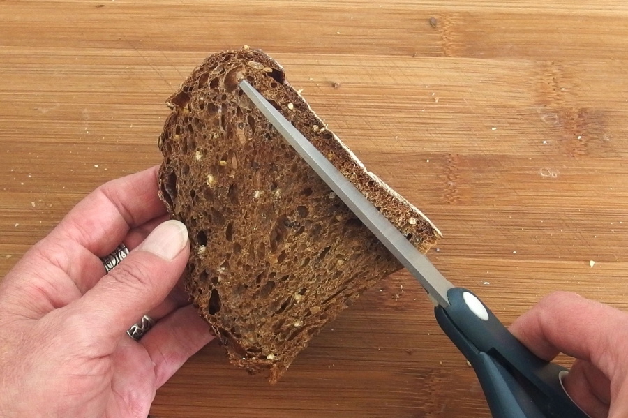 Brotkruste mit der Schere abschneiden geht viel leichter als mit dem Messer.