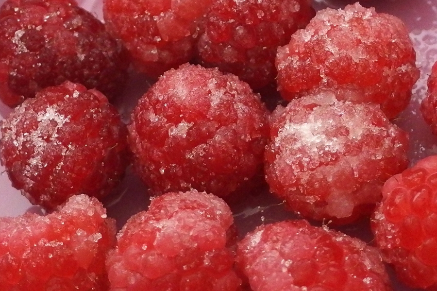 Das Zusammenkleben der Früchte beim Einfrieren kann man verhindern, wenn man das Obst vorher schön einzuckert.