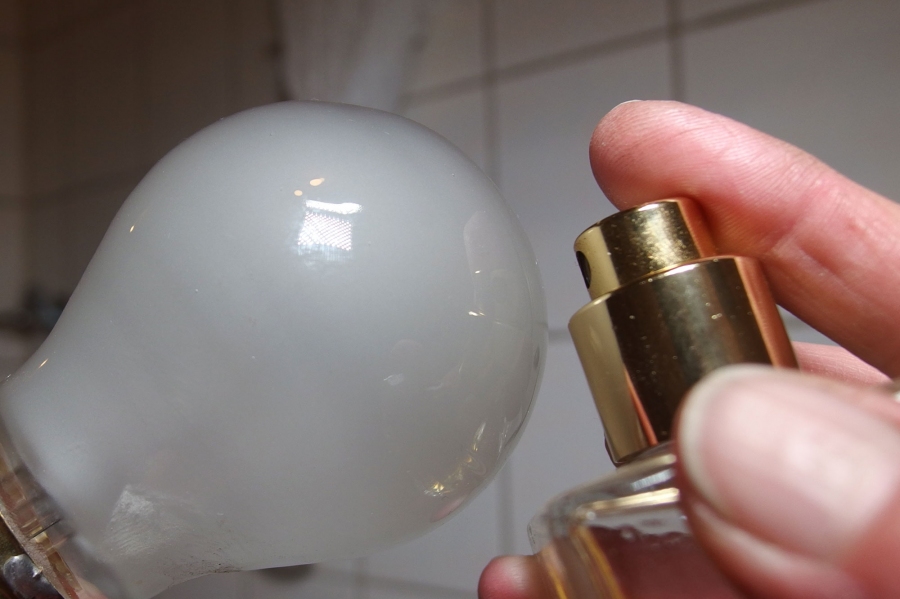 Angenehmer Duft in der Wohnung: Glühbirne parfümieren.