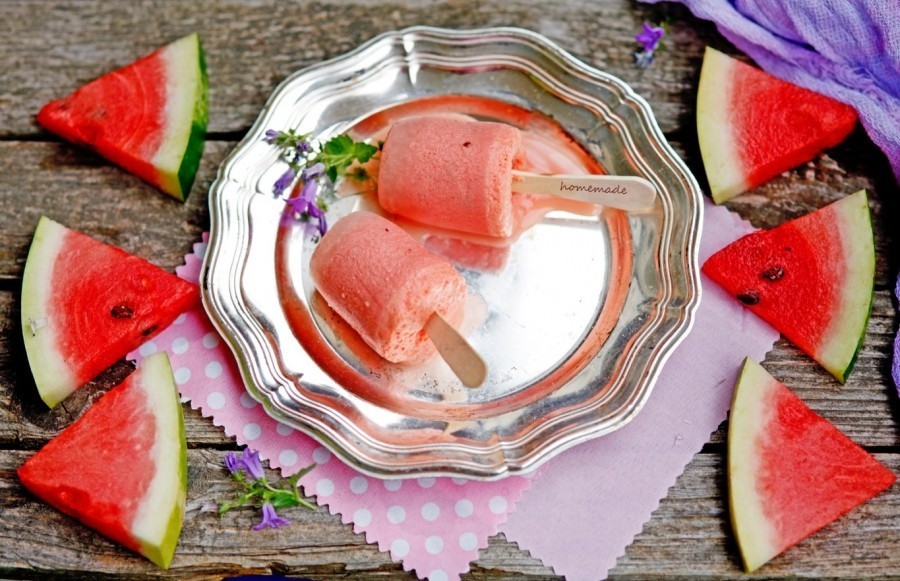 Wenn du von einer Wassermelone noch was übrig hast, kannst du damit ganz einfach leckeres Wassermeloneneis selbst herstellen!