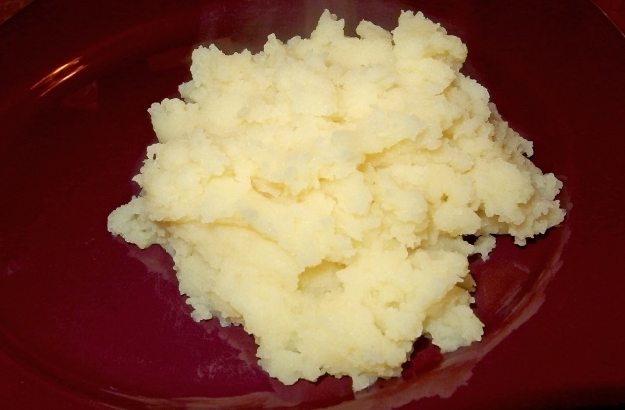 Mithilfe von Mineralwasser wird Kartoffelpüree super luftig.