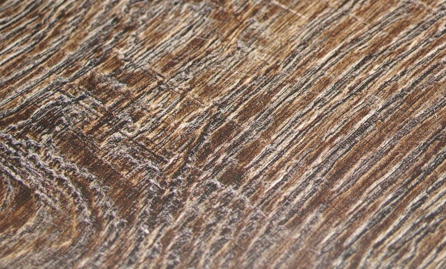 Spuren von schwarzen Schuhabsätzen auf dem Holzfußboden mit einem Radiergummi entfernen.