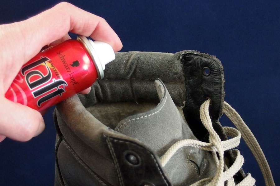 Verhindern von dunklen Flecken in neuen Schuhen mit Haarspray.