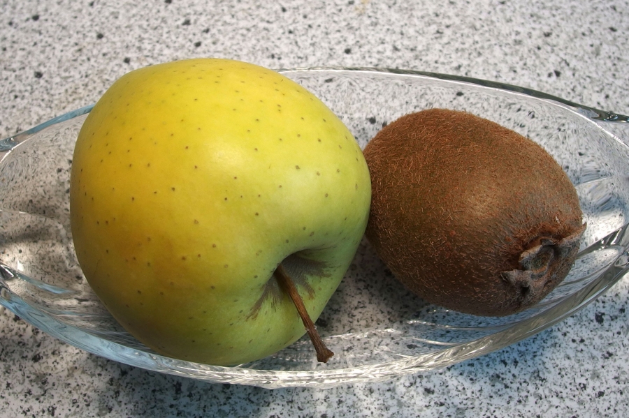 Äpfel sondern das Reifegas Ethylen aus. Legt man einen Apfel zwischen unreifes Obst, reift dieses nach.