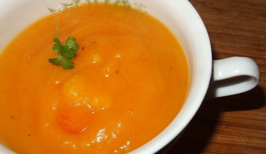 Leckere Kürbis-Karotten-Kartoffel-Suppe, einfach und schnell zubereitet.