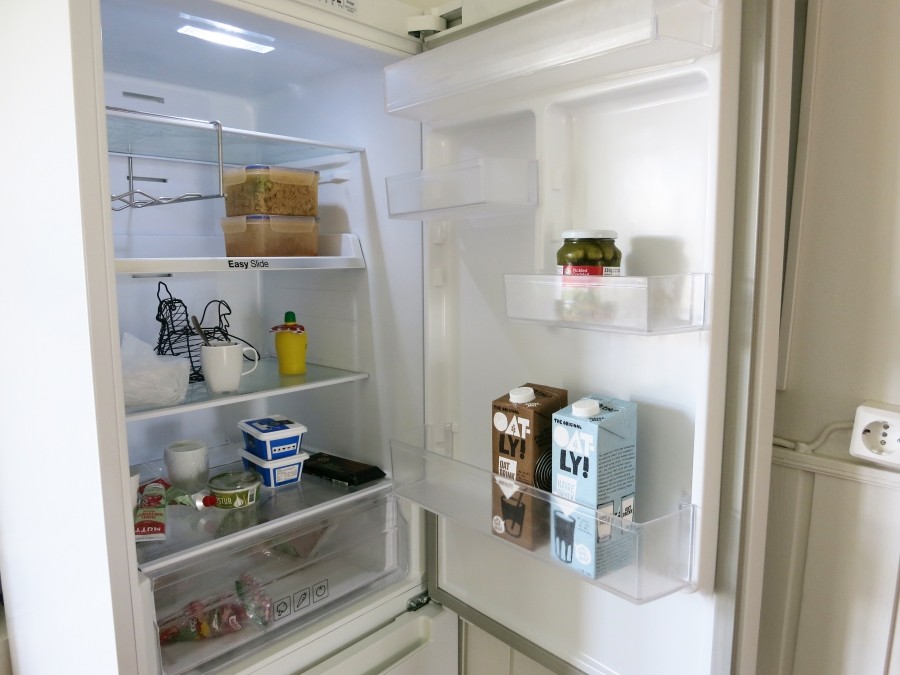 Schlechte Gerüche im Kühlschrank können mithilfe einer Tasse Essig beseitigt werden. Klappt bestimmt.