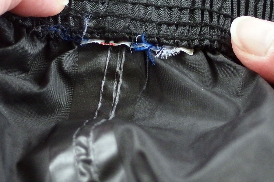 Löcher in Kleidungsstücken, die durch das Entfernen von Etiketten entstanden sind, reparieren.