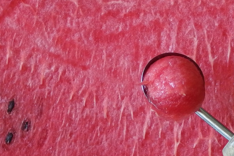 Zum Kindergeburtstag höhlst du die Melone aus und formst kleine Kügelchen aus dem Fruchtfleisch, sie werden eingefroren. Dann gibst du verschiedene Sorten Eis in die Melonenhälfte und gibst die gefrorenen Kügelchen hinzu.