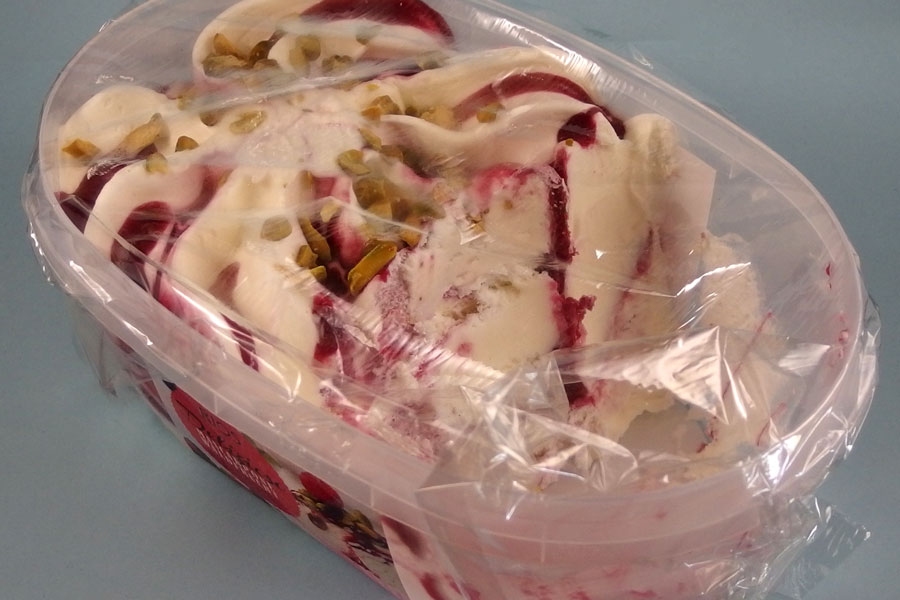 Eis wird nach dem Öffnen und dem Wiedereinfrieren nicht mehr so hart, wenn man zwischen Deckel und Eis ein großes Stück Frischhaltefolie legt.