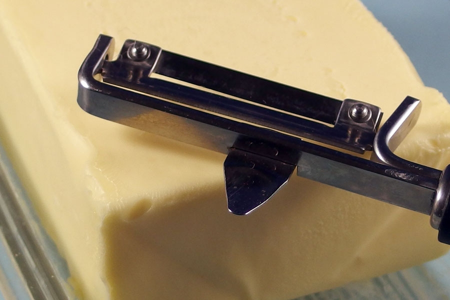 Harte Butter einfach mit einem Sparschäler in hauchdünne Streifen schneiden und diese werden dann in nullkommanichts weich und streichfähig.