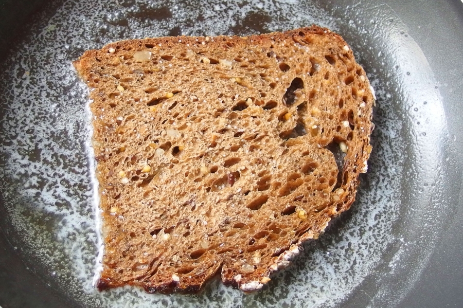 Graubrot in Butter knusprig braun anbraten, mit Salz bestreuen und genießen. 