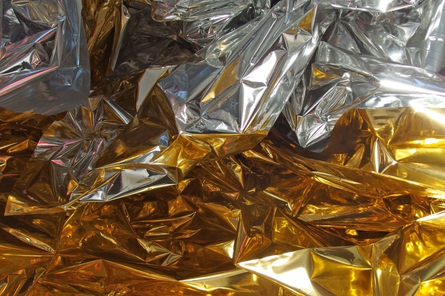 Wer beim Basteln gerne Gold- oder Silberfolie, verwendet, kann dazu die günstigen Rettungsdecken nehmen.