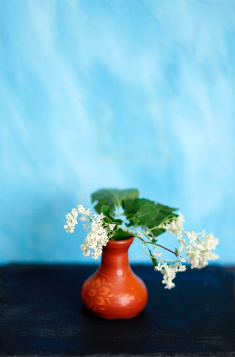 Schönes verschenken: Blumen in Vasen von Basaren oder Flohmärkten.