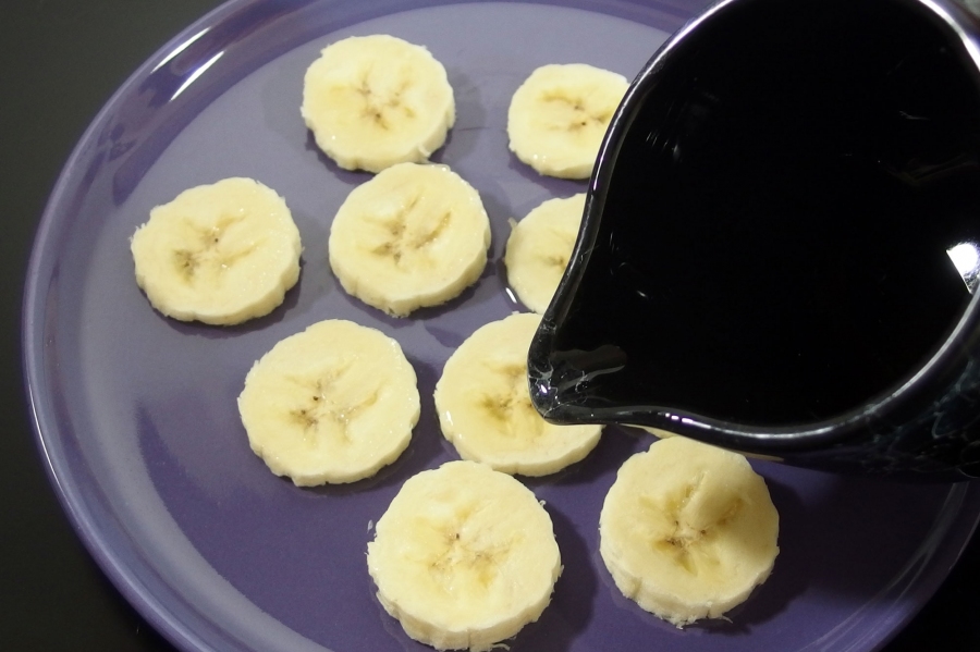 Gesunde Schleckerei - Bananenscheiben mit O-saft beträufeln und auf einem Teller gefrieren lassen. 