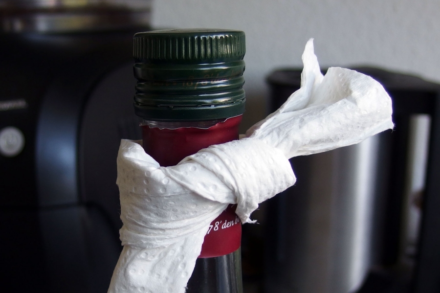 Knote ein Stück Küchenpapier unter den Flaschenhals, um eine klebrige Ölflasche zu vermeiden.