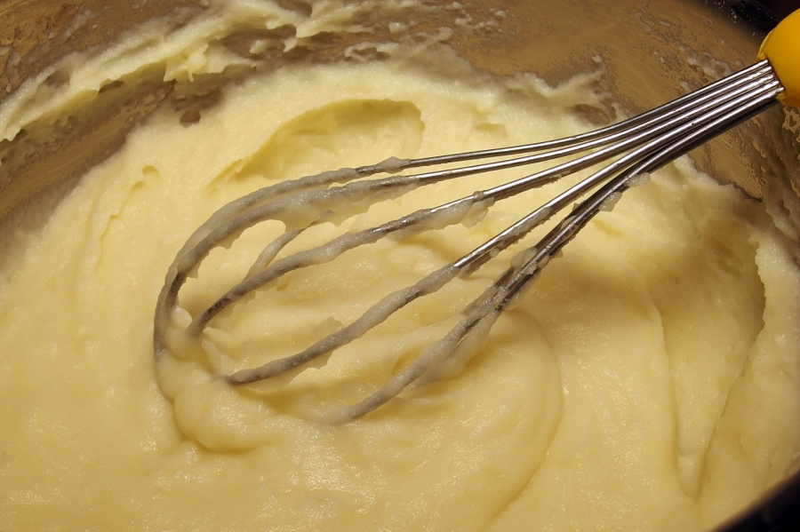 Besonders cremiges Kartoffelpüree aus der Tüte bekommt man mit Schlagsahne.