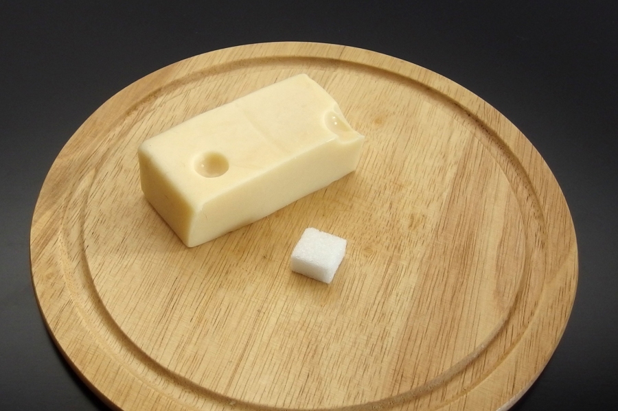 Mit einem Stückchen Würfelzucker Käse länger frischhalten.