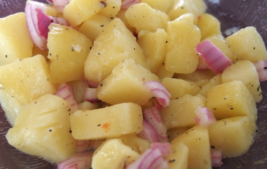 Du willst schnell eine kleine Menge frischen Kartoffelsalat haben? Hier ein vielfach erprobtes Rezept für zwei bis drei Personen: