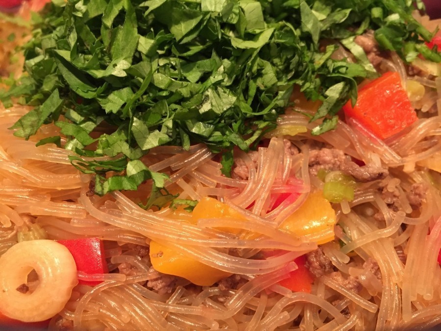 Dieser asiatische Glasnudelsalat schmeckt köstlich, egal ob kalt oder warm. Ein leichtes schnell zubereitetes Gericht.