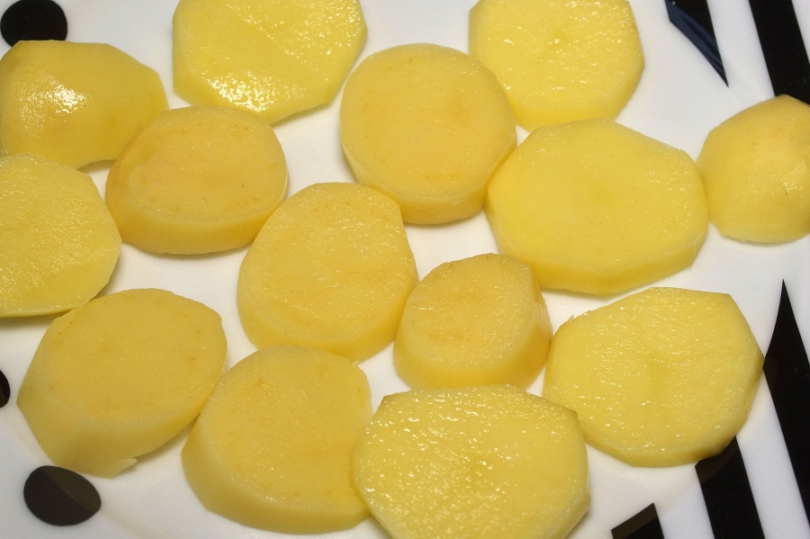 Viel praktischer: Wer Kartoffelgratin kocht, sollte die Kartoffeln vor dem Kochen schneiden.