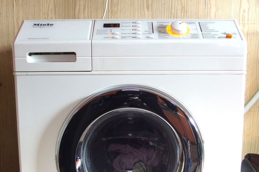 Die Waschmaschine heizt bei Kochwäsche das Bad ordentlich auf, und ich muss die Heizung nicht anstellen. Wir nutzen das immer in der Übergangszeit (Frühjahr/Herbst). 