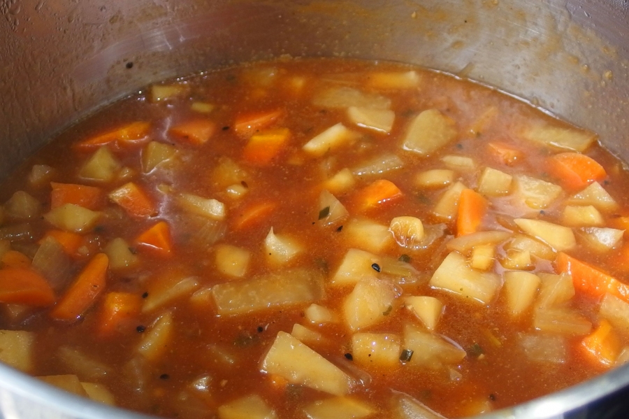 Aus verschiedenem Gemüse oder Kartoffeln aromatische Suppen oder Brei herstellen.