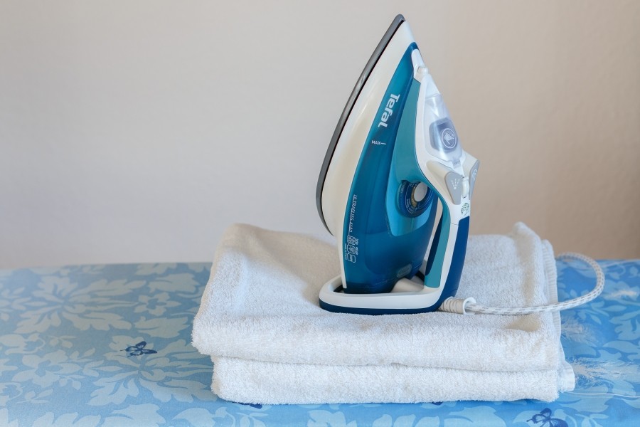 Wenn man die Wäsche vor dem Bügeln mit einem Zerstäuber anfeuchtet, dann lässt sich die Wäsche besser bügeln.