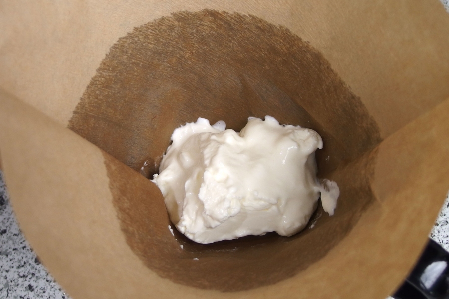 Aus Joghurt kann man über Nacht ganz einfach Frischkäse herstellen.