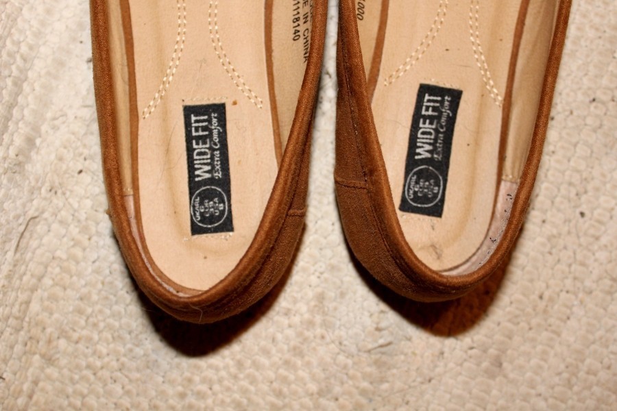 Wenn neue Schuhe an der Ferse scheuern, ist es eine Qual. Abhilfe schafft man mit einem dünnen Reinigungsschwamm, zurechtgeschnitten, der unter eine Einlegesohle gelegt wird.