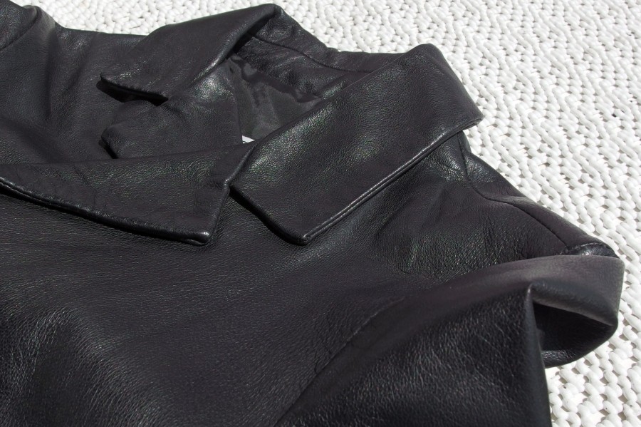 Wer einen speckigen Lederjackenkragen an seine Lederjacke hat, muss nicht verzweifeln: Ein supereinfacher Reinigungstipp!