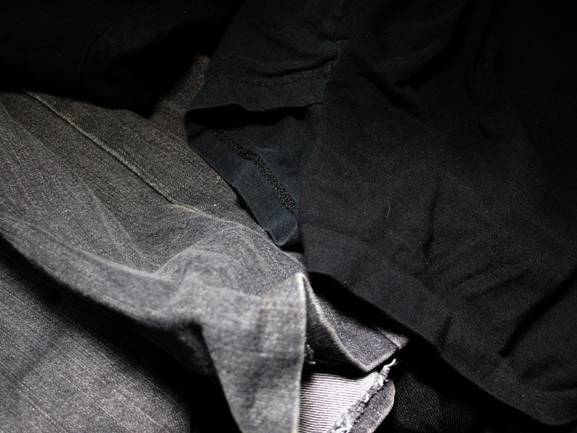 Schwarze und dunkle Wäsche auf links gedreht waschen