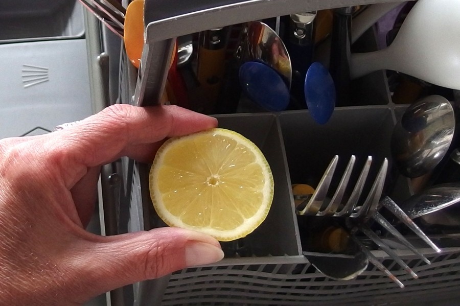 Geschirrspüler spült nicht sauber? Lege einfach eine halbe Zitrone in den Besteckkasten und es glänzt wieder alles.