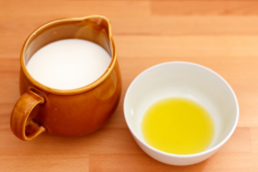 Ideal für trockene Haut oder bei Neurodermitis: Bereite ein Cleopatra-Bad mit Milch und Olivenöl zu.