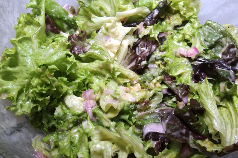 Schmeckt auch lecker, wenn man zum Salat gebratene Putenfleischstreifen anrichtet. Die Soße hält sich im Kühlschrank 3 Tage.