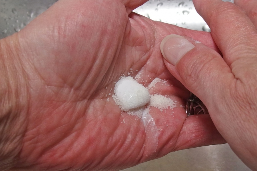 Mit Salz und Zahnpasta Fischgeruch an den Händen entfernen.
