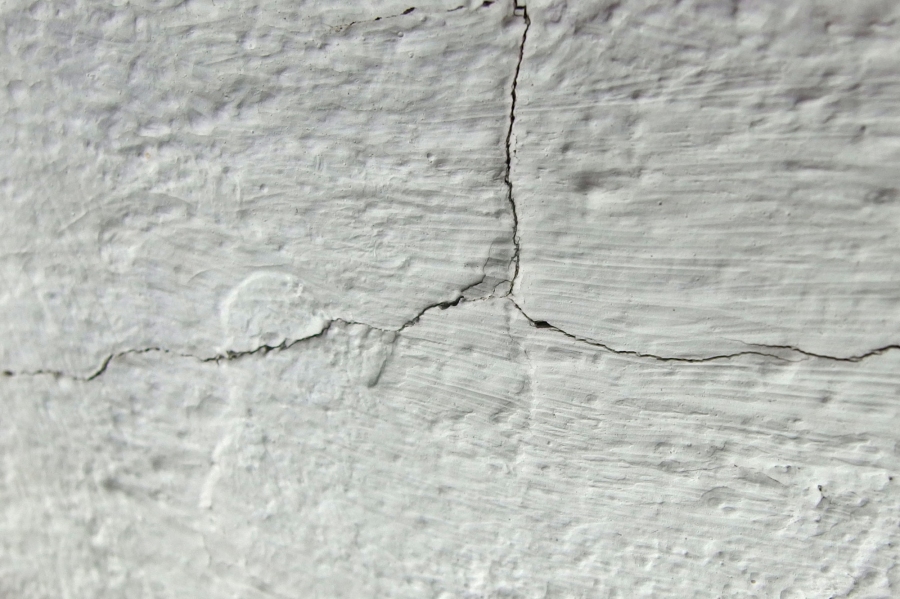 Löcher oder Risse in der Wand sollte man am besten mit Acryl verschließen.