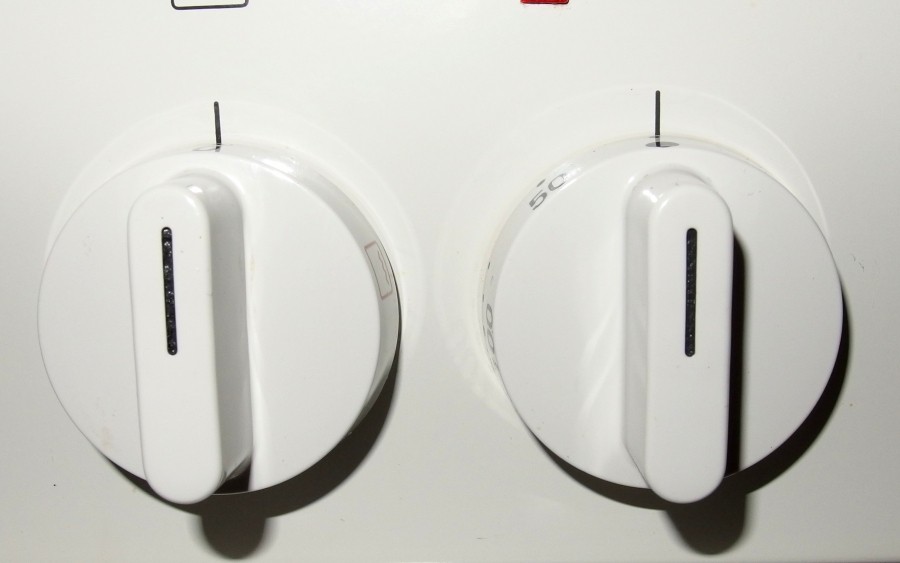 Die Schalter vom Elektroherd kann man komplett abziehen. Danach werden sie in den Besteckkasten der Spülmaschine gegeben und mitgespült. So werden die Schalter richtig schön sauber. 