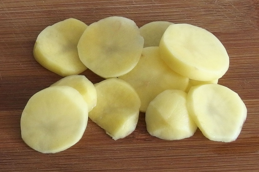 Kartoffeln für Salat schnell kochen:  Schneide die geschälten Kartoffeln in dünne Scheiben und dann gare sie ca. 4 Minuten in Salzwasser oder Brühe.
