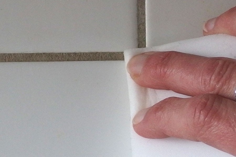 Mit einem Schmutzradierer kannst du die Fugen in deinem Badezimmer im Handumdrehen reinigen.