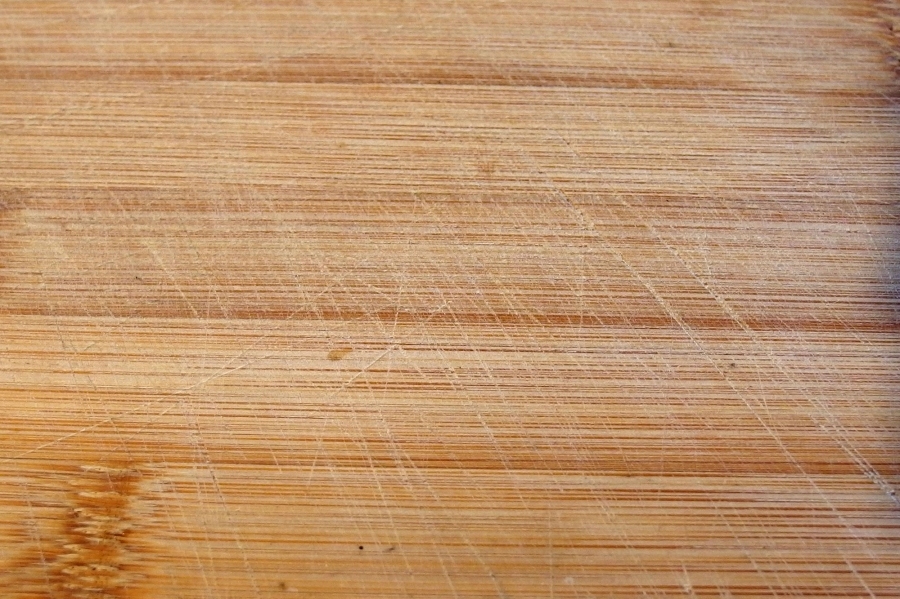 Schneidebrettchen aus Holz erhalten nach einiger Zeit tiefe Rillen. Statt neue Holzbrettchen zu kaufen, kann man diese mit einem scharfen Hobel abhobeln.