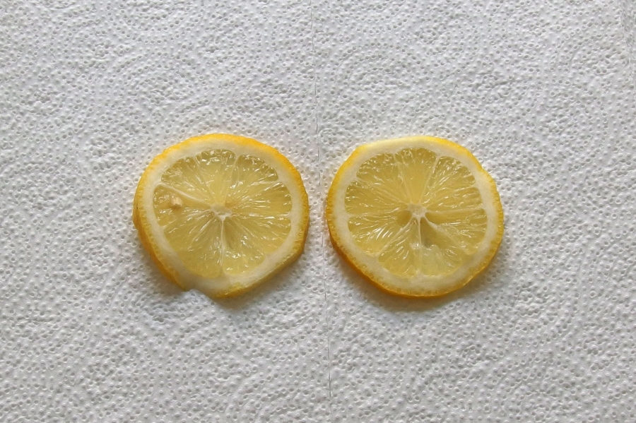 Zitronenwickel bei Halsschmerzen - 3 Scheiben aus der Zitrone schneiden und in das Küchenkrepp einwickeln (nebeneinander). Dieses dann auf den Hals auflegen und mit einem Schal, Halstuch oder Küchentuch locker um den Hals binden. 
