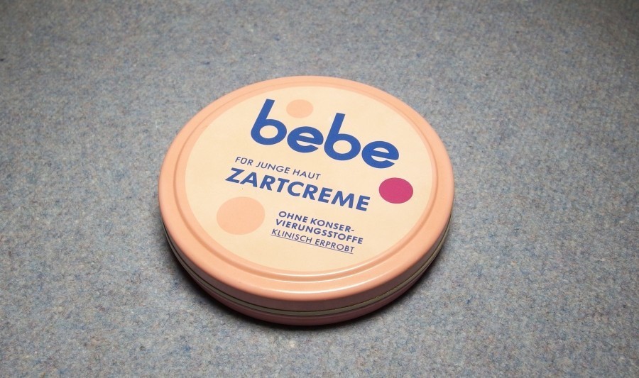 Lippencreme in Farbe des Lidschattens ganz leicht selber herstellen: Einfach eine Creme (z. B. Bebe oder Nivea) mit dem Lidschatten mischen. 