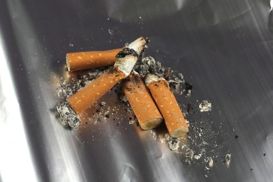 Zigaretten geruchsarm und sicher entsorgen mit Alufolie.